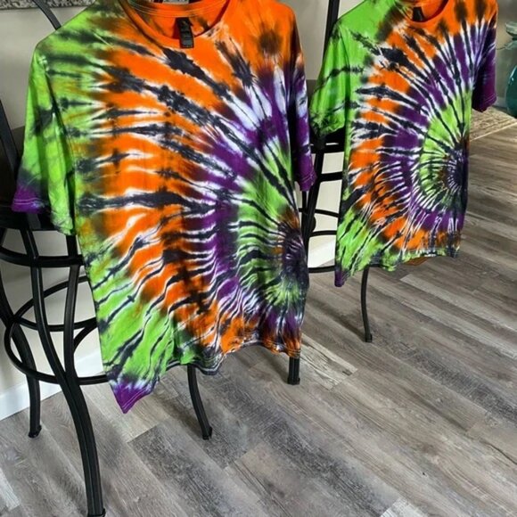 GILDAN Soft Style | Tie-Dye T-Shirt | Color: Purple,Lime,Orange,Black | Size:M - Picture 3 of 5